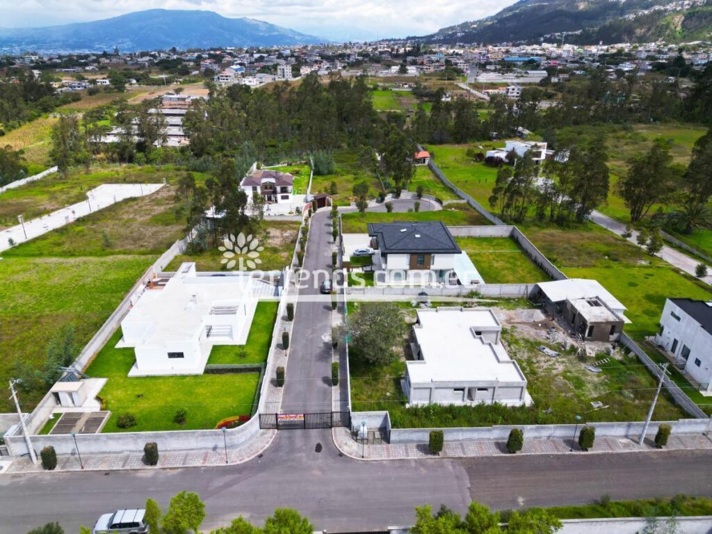 Vista adicional de terreno en venta en LLano Chico, Quito, Pichincha