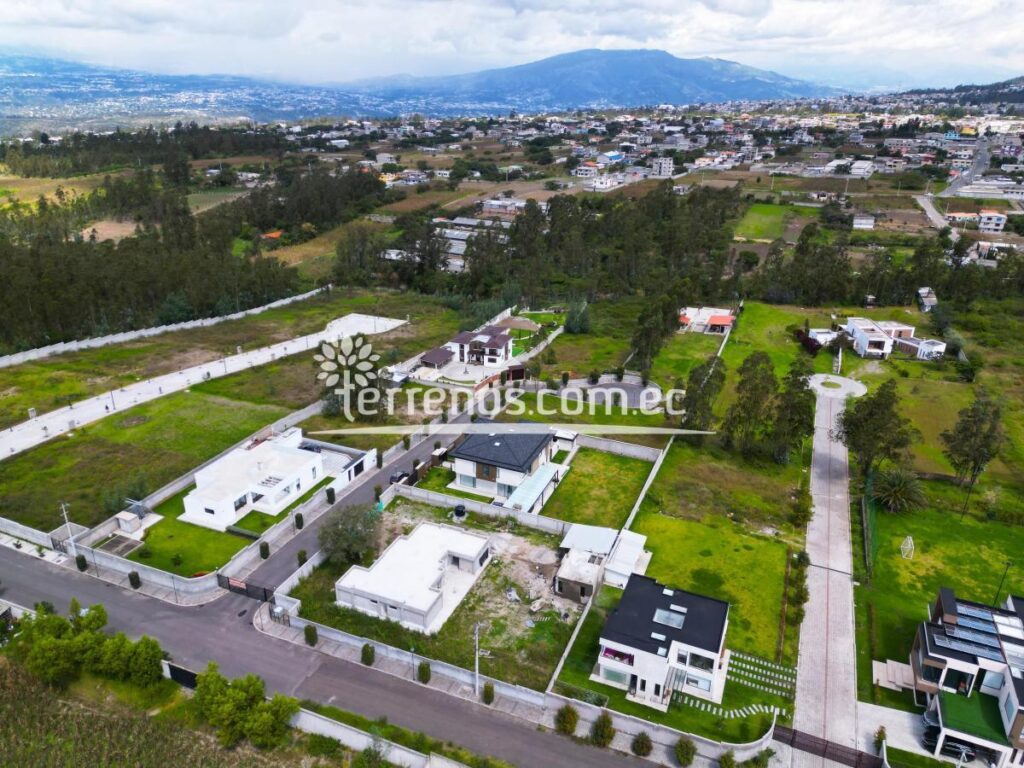Vista adicional de terreno en venta en LLano Chico, Quito, Pichincha