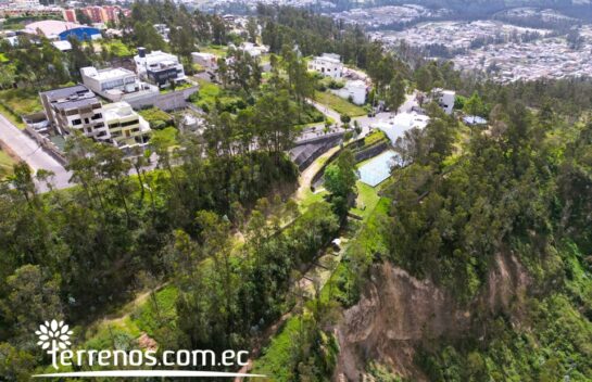 Terreno esquinero de venta 459 m² sector Jardines del Inca Urbanización Montecarlo
