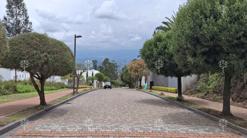 Vista adicional de terreno en venta en Cumbayá, Quito, Pichincha