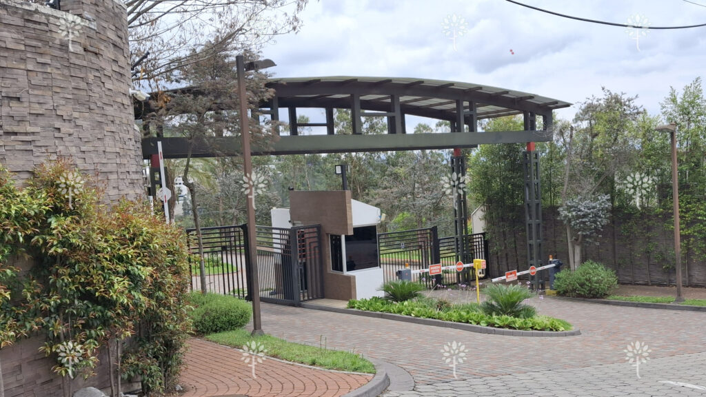 Vista adicional de terreno en venta en Cumbayá, Quito, Pichincha