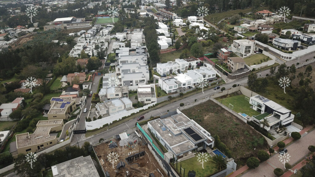 Vista adicional de terreno en venta en Cumbayá, Quito, Pichincha