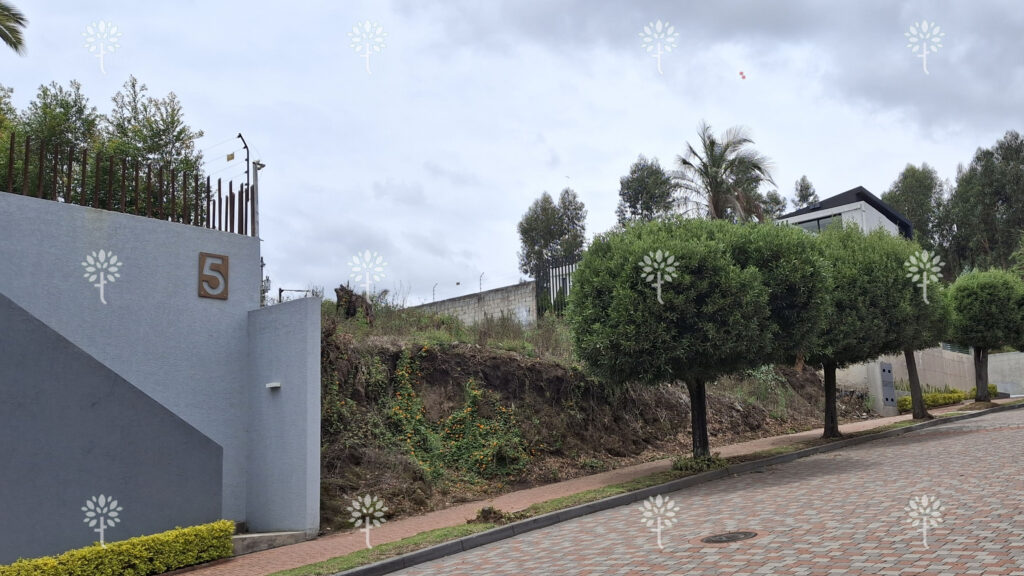Vista adicional de terreno en venta en Cumbayá, Quito, Pichincha